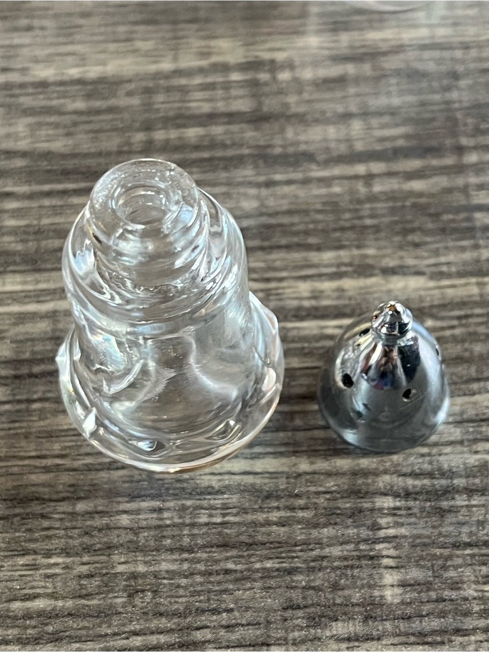 Clear Glass Salt and Pepper Shakers with Silver Tops - Set of 4. - Picture 5 of 6